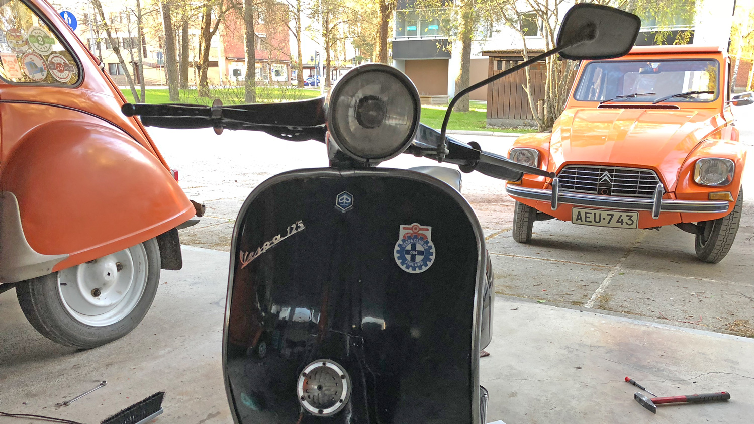 Vespa Club Finland tarra paikallaan