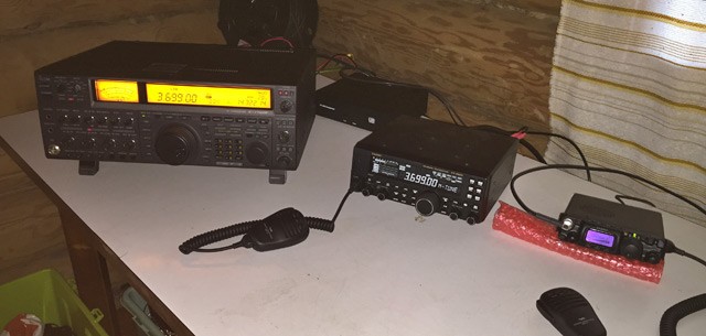 Erikokoisia radioamatööririgejä.