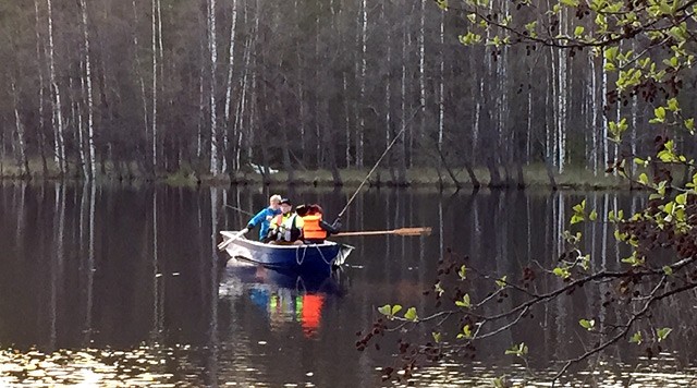 Aila lasten kanssa iltakalassa.