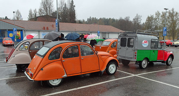 Vappuajelulla, perinteisessä Vappusäässä…